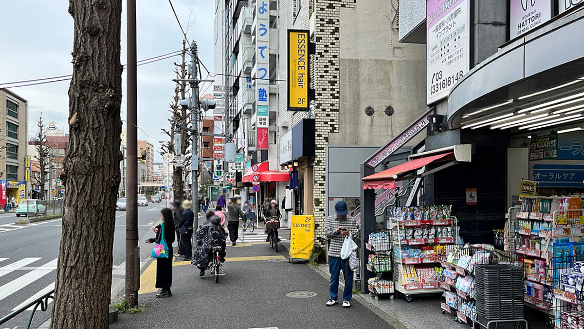 新高円寺駅周辺の商店と通行人