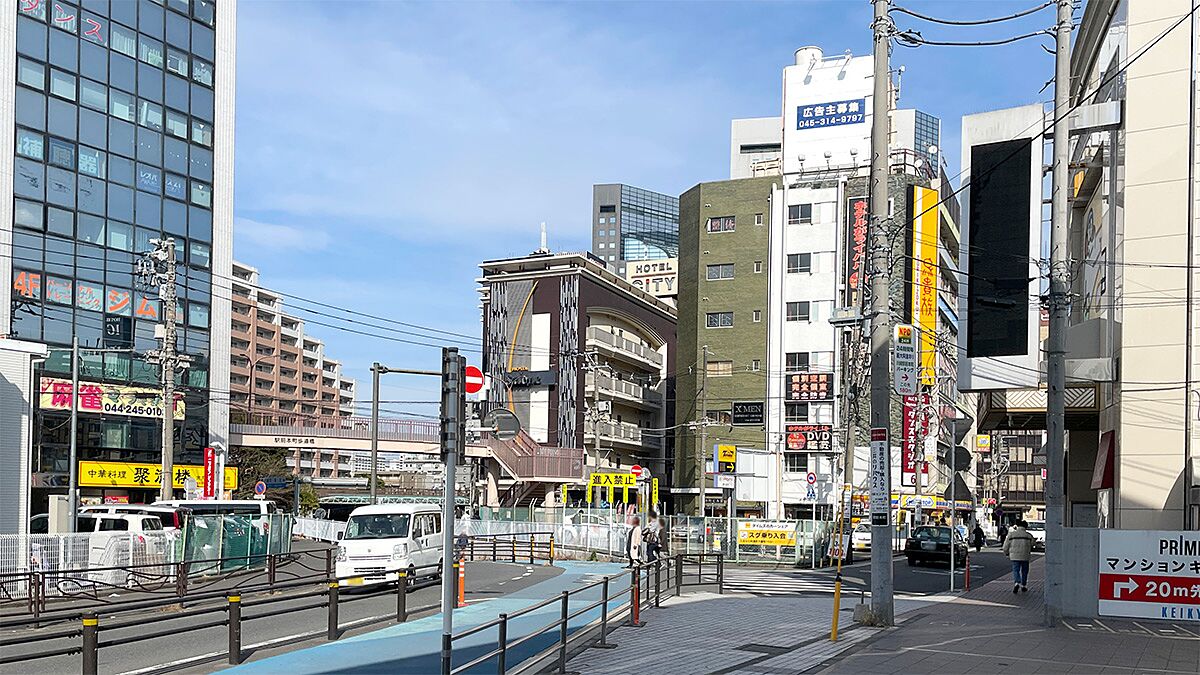 京急川崎西口前から撮影した駅西側の日中の様子
