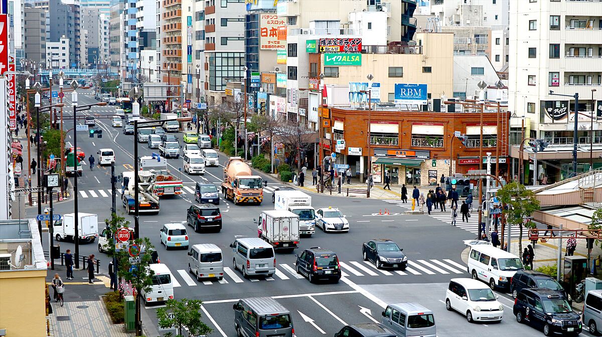 門前仲町駅の清澄通りと永代通りの交差点の写真