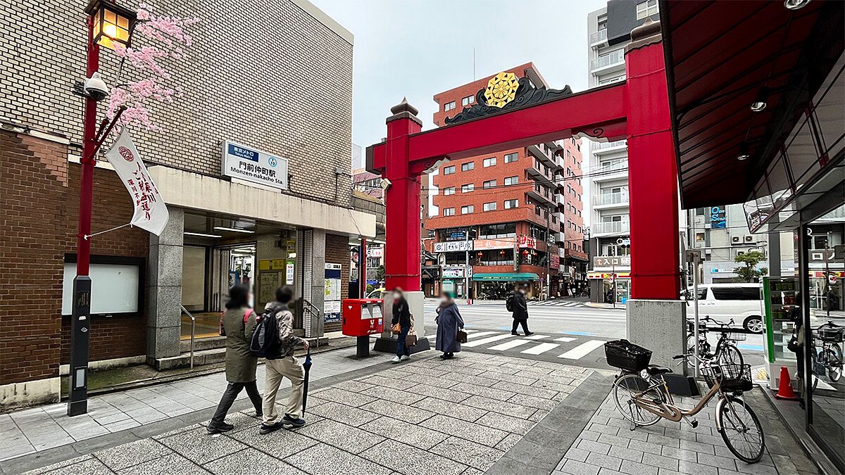 門前仲町駅と人情深川ご利益通りの入口写真