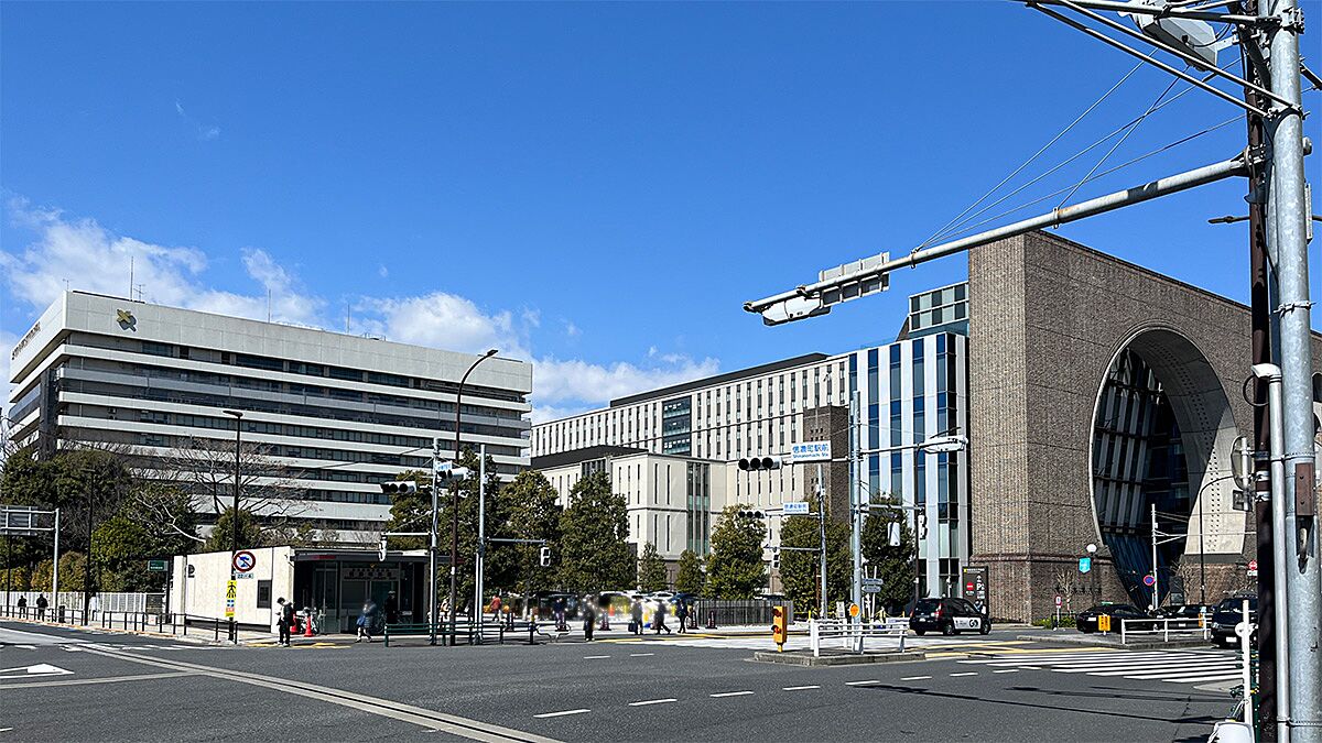 信濃町駅前の風景