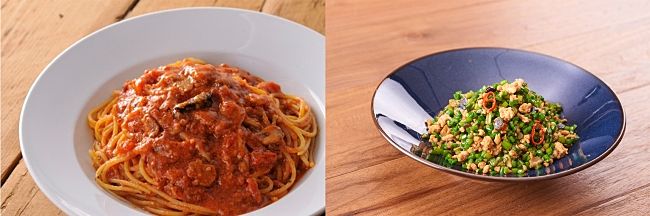 左：トマトとニンニクのスパゲッティ(カプリチョーザ)／右：花ニラとピータン 豚挽肉のピリ辛炒め(富錦樹台菜香檳　フージンツリー)