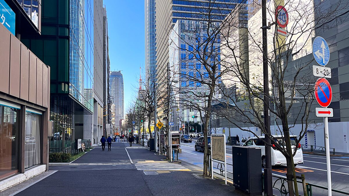 虎ノ門駅周辺の高層ビルが並ぶ通りと、広い歩道