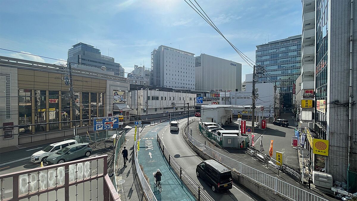 陸橋から撮影した京急川崎駅西口の全体像
