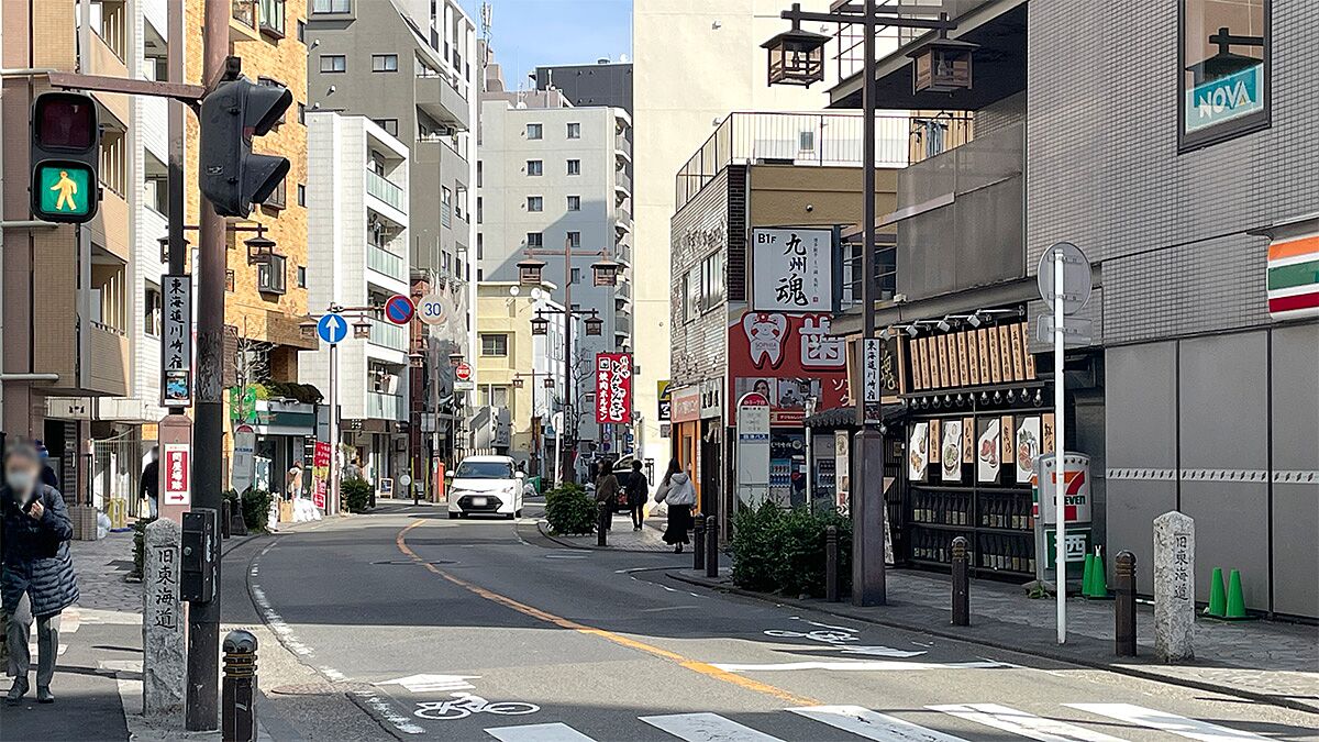 京急川崎駅側から撮影した旧東海道の日中の様子