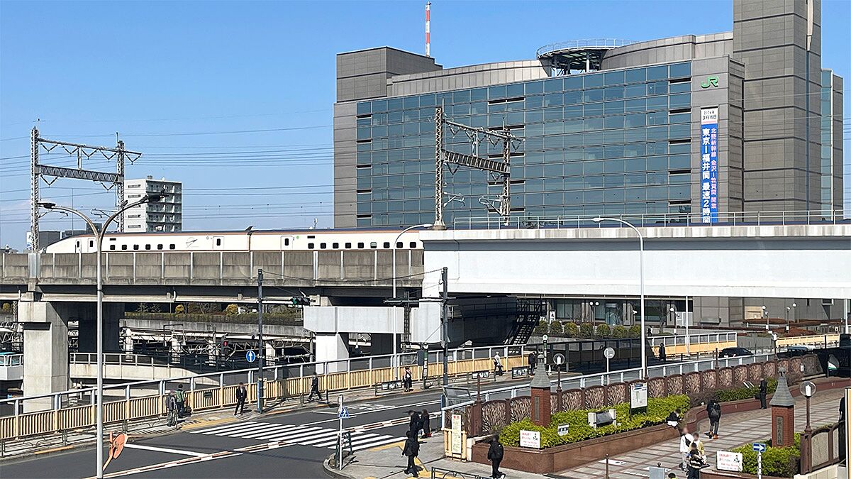 田端駅から撮影したJR本社の外観